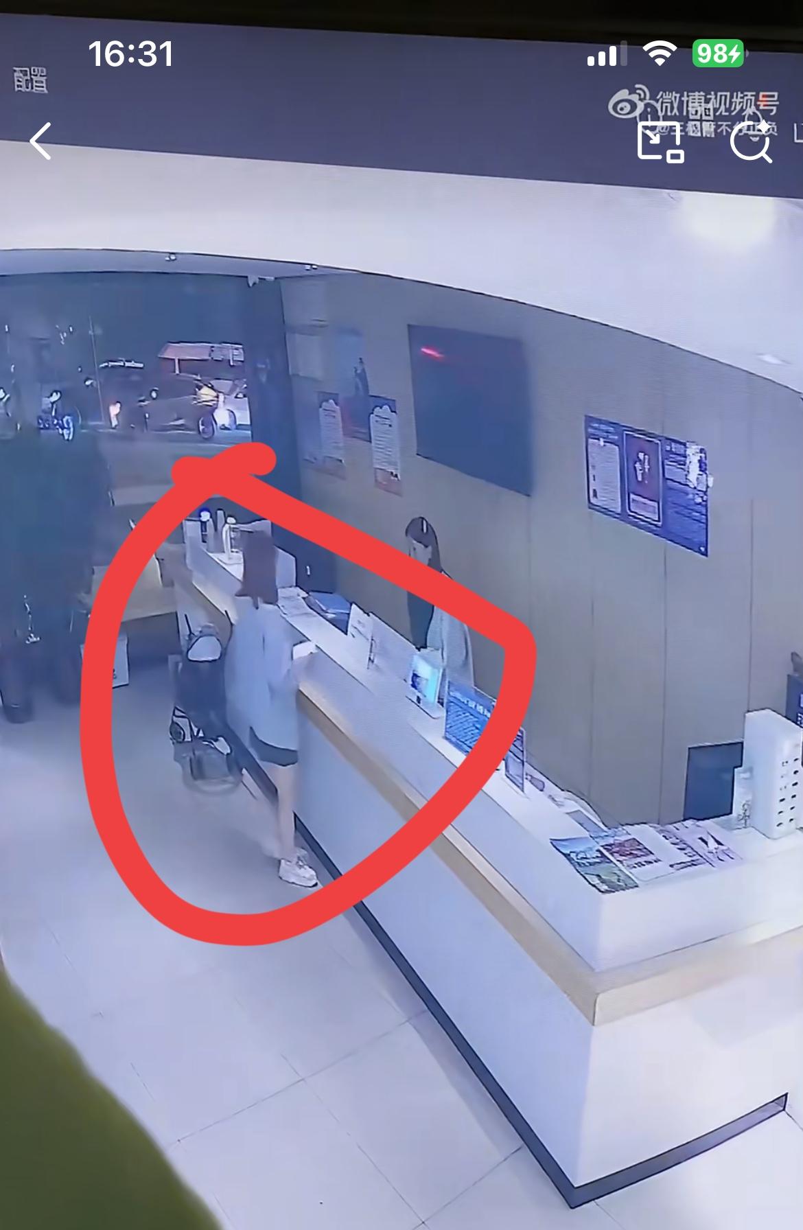 一男子吐槽，拉萨住酒店连续两晚遭遇一女子半夜敲门，让他细思极恐。这名男子一个人独