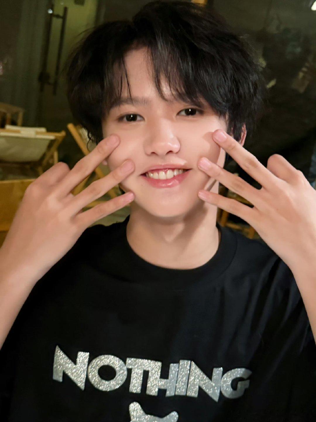 张奕然双手比三cos猫咪张奕然双手比三扮演猫咪太可爱了吧，简直就是小猫本人