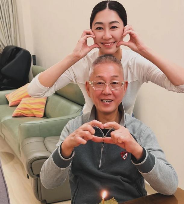 全香港最傲娇的父亲，昨天在尖沙咀富豪酒家过70大寿。女儿胡定欣送的15万金表，