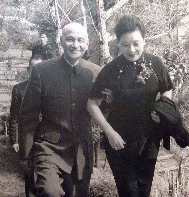 1949年，浙江奉化溪口镇，蒋介石回老家祭祖，此时他已经知道自己毫无胜算，这应该