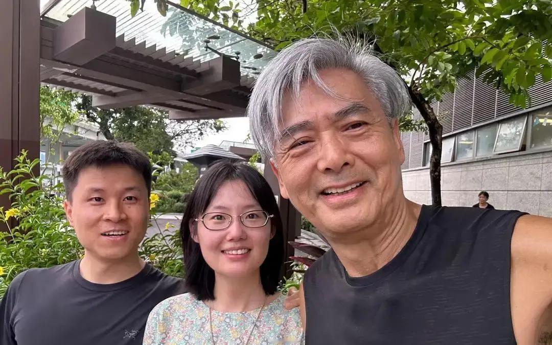 71岁周润发现身维多利亚港跑步，状态也太好了！偶遇画面里，他穿着简单运动装，步伐轻快，身板依旧挺拔，