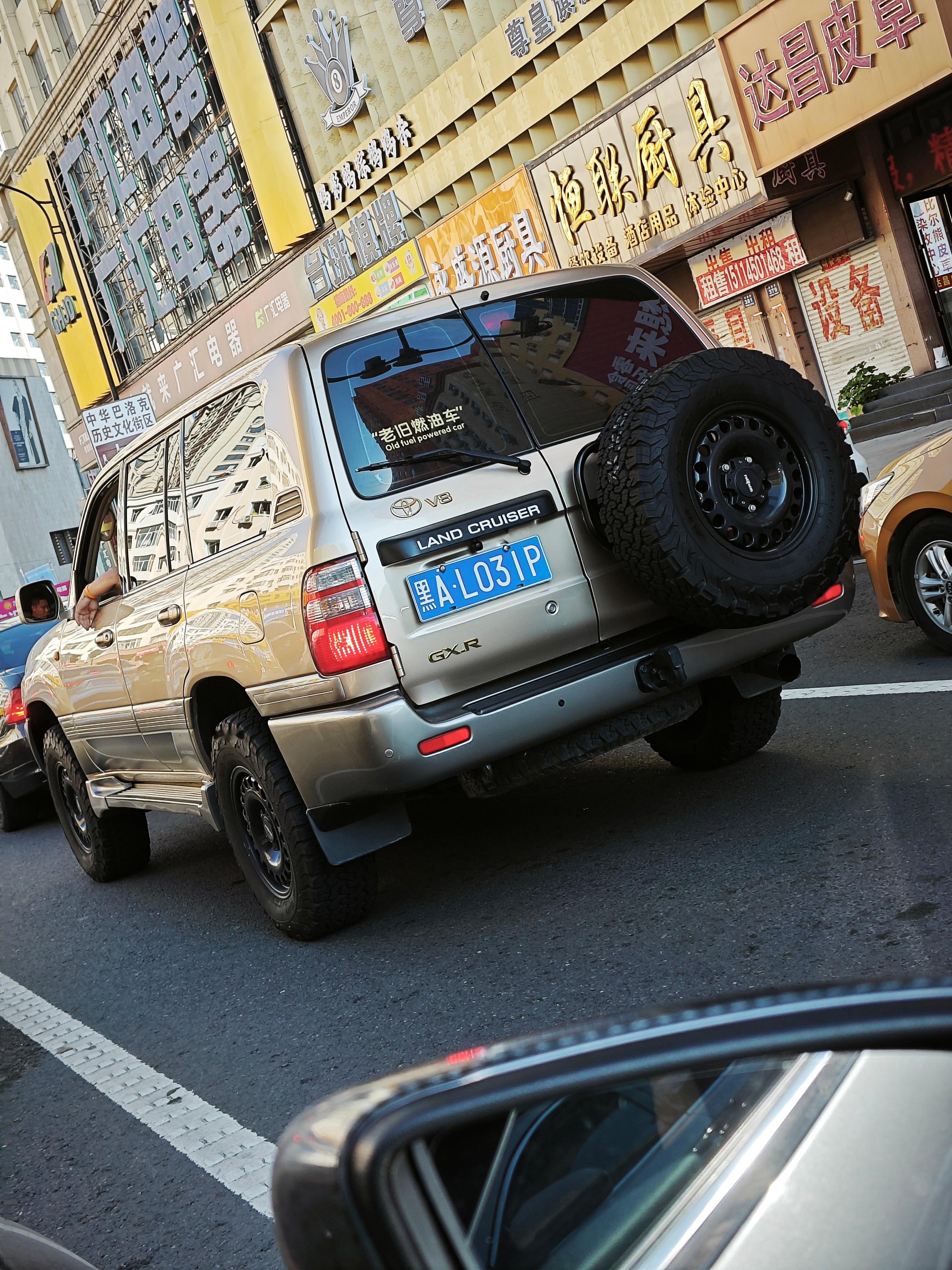 东北的大哥们都很会改车，就连警车也是帅得一批 ​