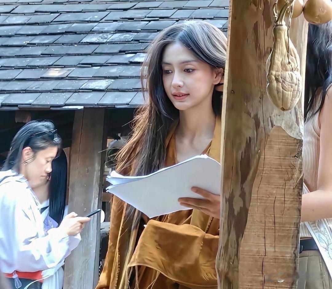Angelababy杨颖在景迈山拍杂志，晒出的照片真让人服气，这颜值也太能打了，