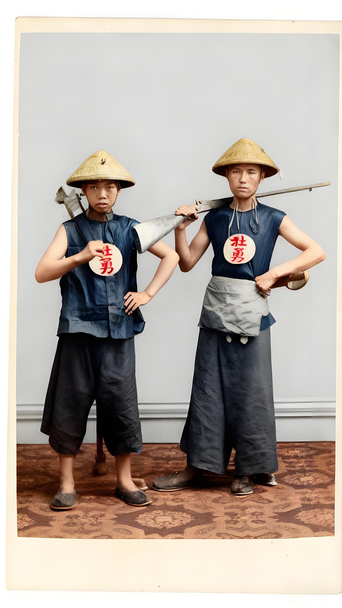 这张照片展示的是晚清时期的“勇”字营士兵形象。从服饰装备看，士兵头戴斗笠，身着