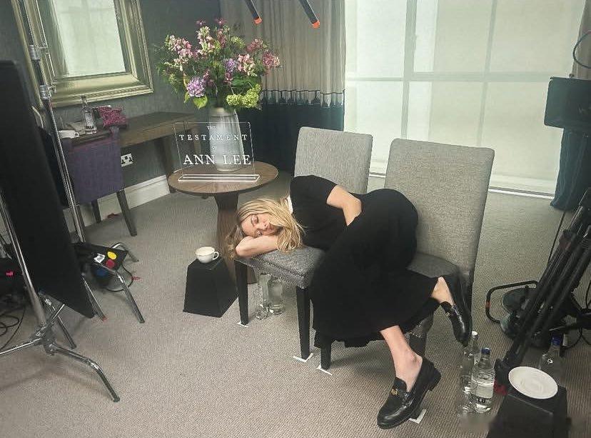 宣传期的阿曼达塞弗莱德，原地小憩一会💤