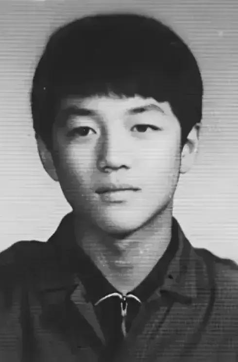 李亚鹏是个有福之人。天后王菲给他生了个女儿叫李嫣，李嫣的长相就是完全复制粘贴了