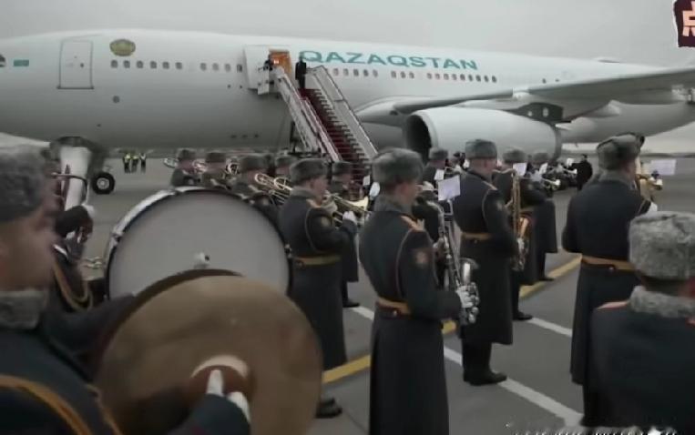 哈萨克斯坦总统托卡耶夫去俄罗斯国事访问，俄直接派苏-35战斗机来护航，这排面直接