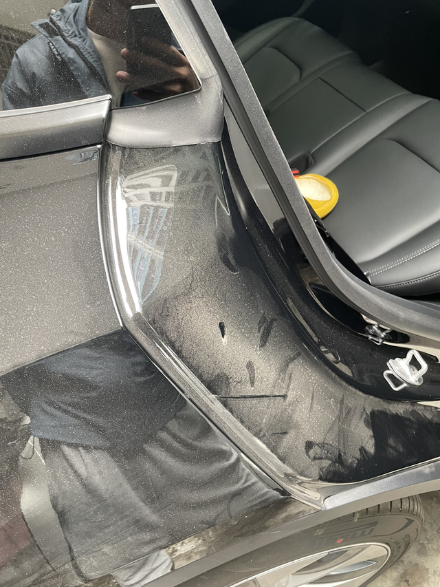 特斯拉缝隙真的大感觉特斯拉没有完全利用车身空间，几扇门都很厚。前排空间还好，后