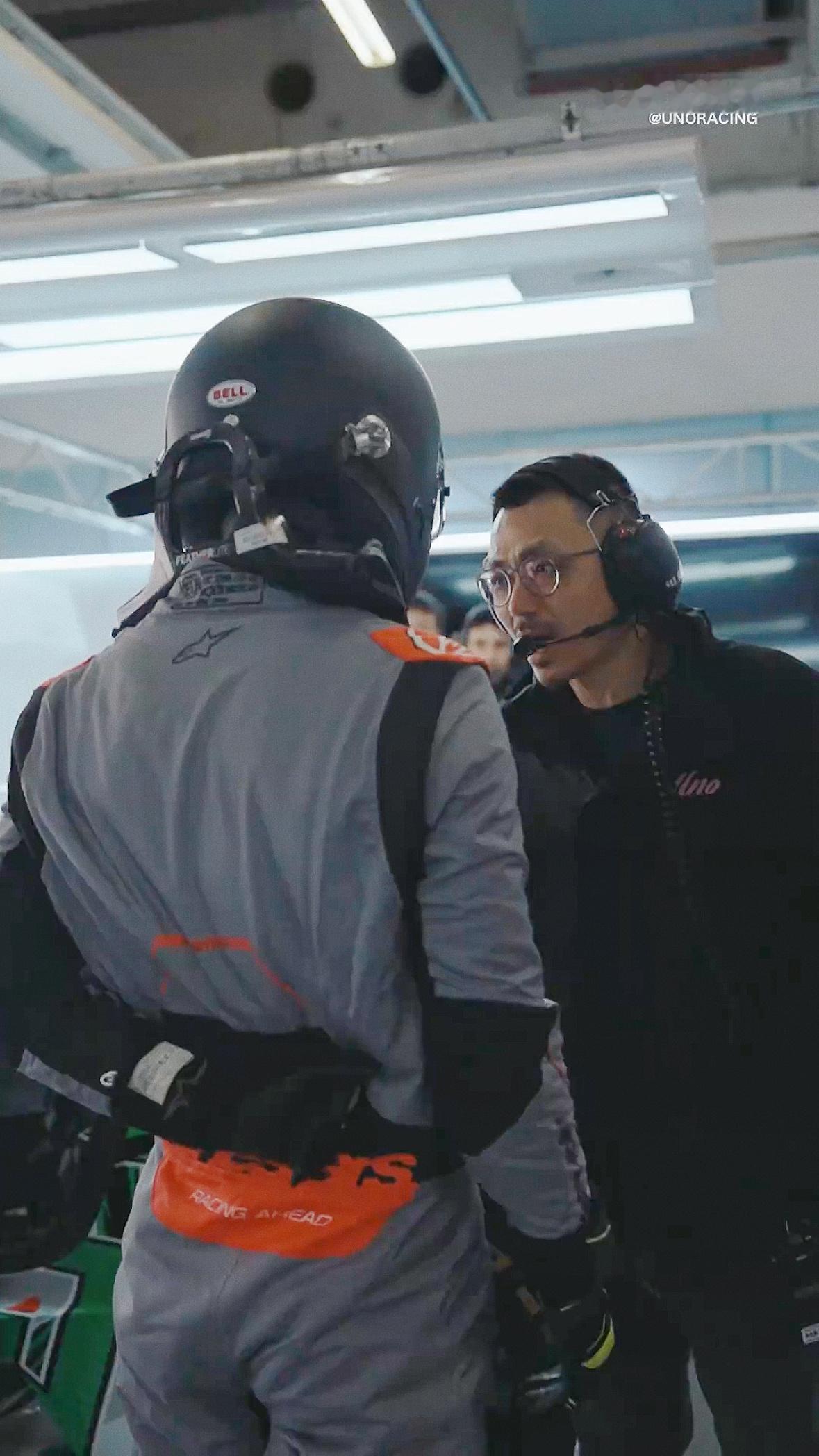 跟人说话把手抵在腰上是什么嗲妹行为