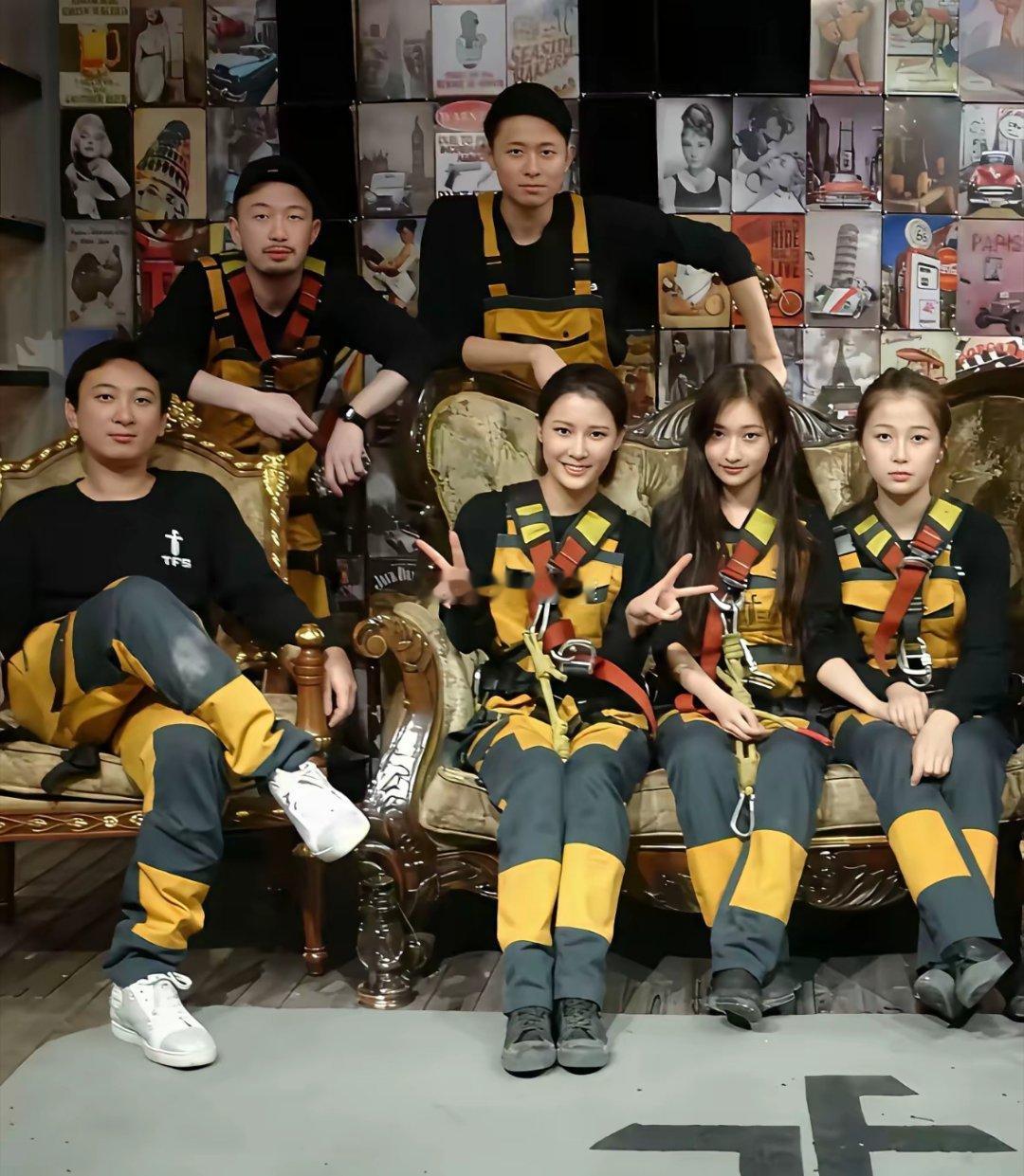 虞书欣给王思聪甩脸的同时还牵着美女的手​​​​