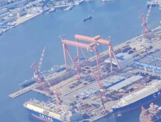 中国在等004、005航母下水，那美国在等什么？当国内南北两大造船厂热火朝天