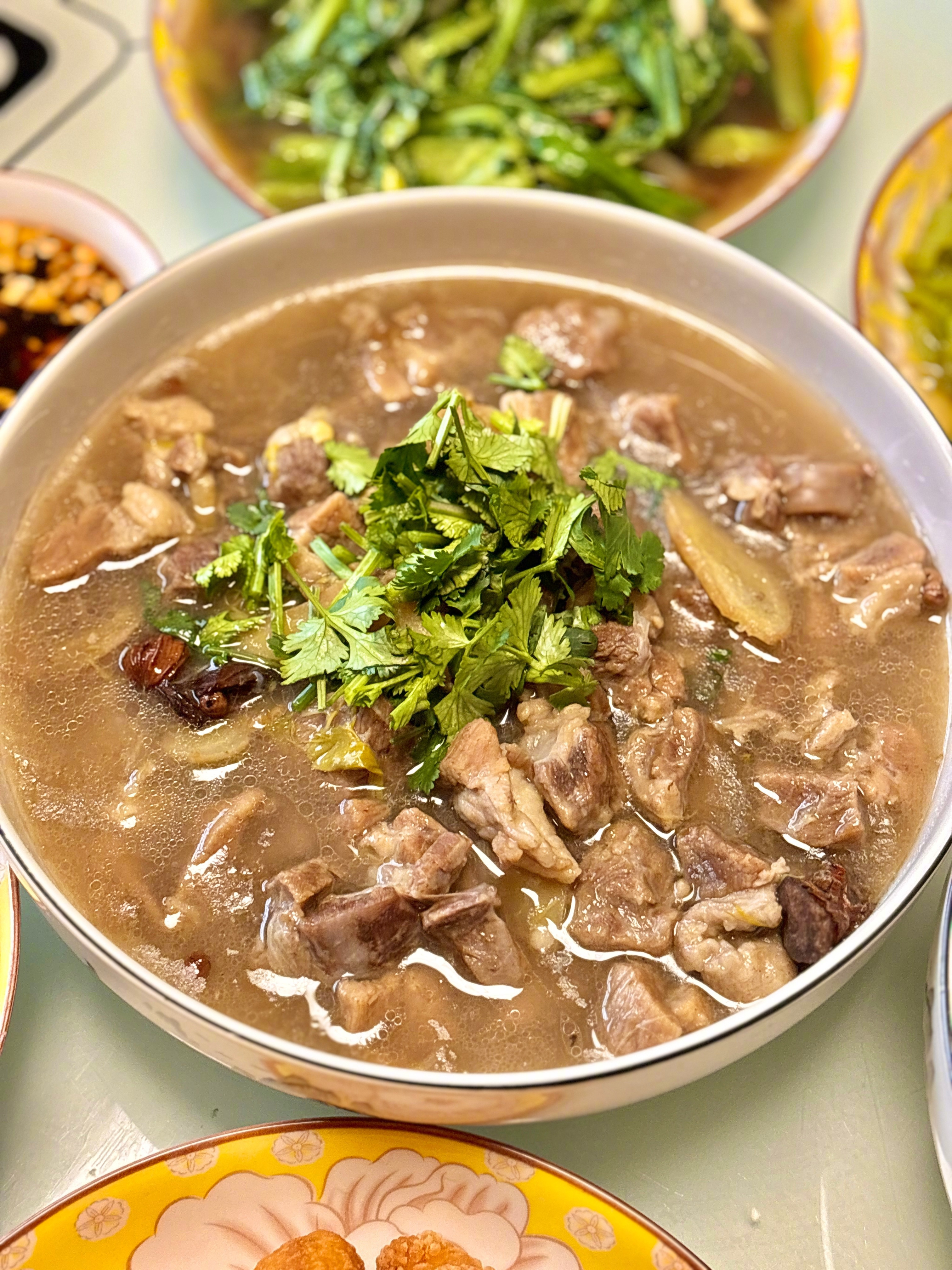 正月十五，团圆喜乐！一桌子热气腾腾的家常菜，满是人间烟火气，吃得超满足～吃饱喝