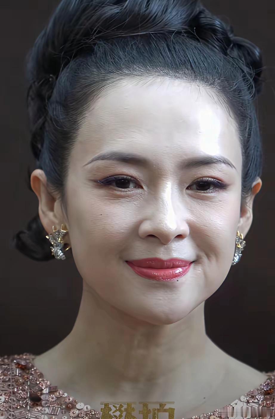 章子怡自带独特风骨，这份惊艳的美感是刻在骨子里的。