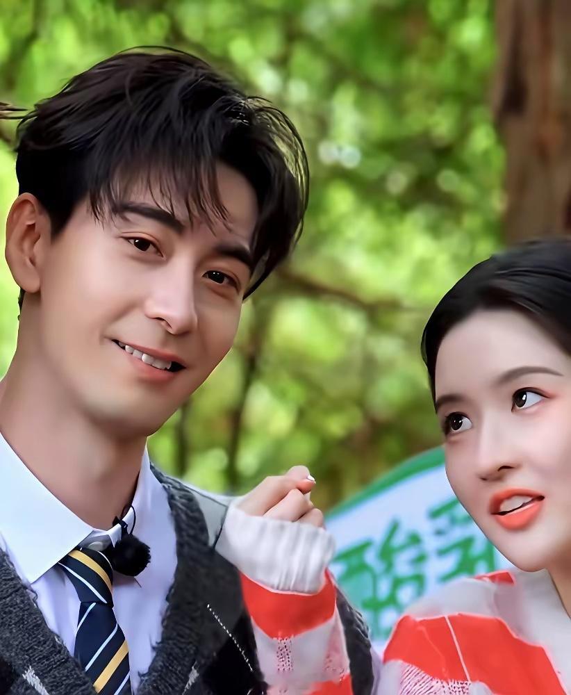 龚俊眼睛都看直了，这俩人是真不把我们当外人啊。王玉雯咋咋呼呼，口罩绳死死缠住耳环