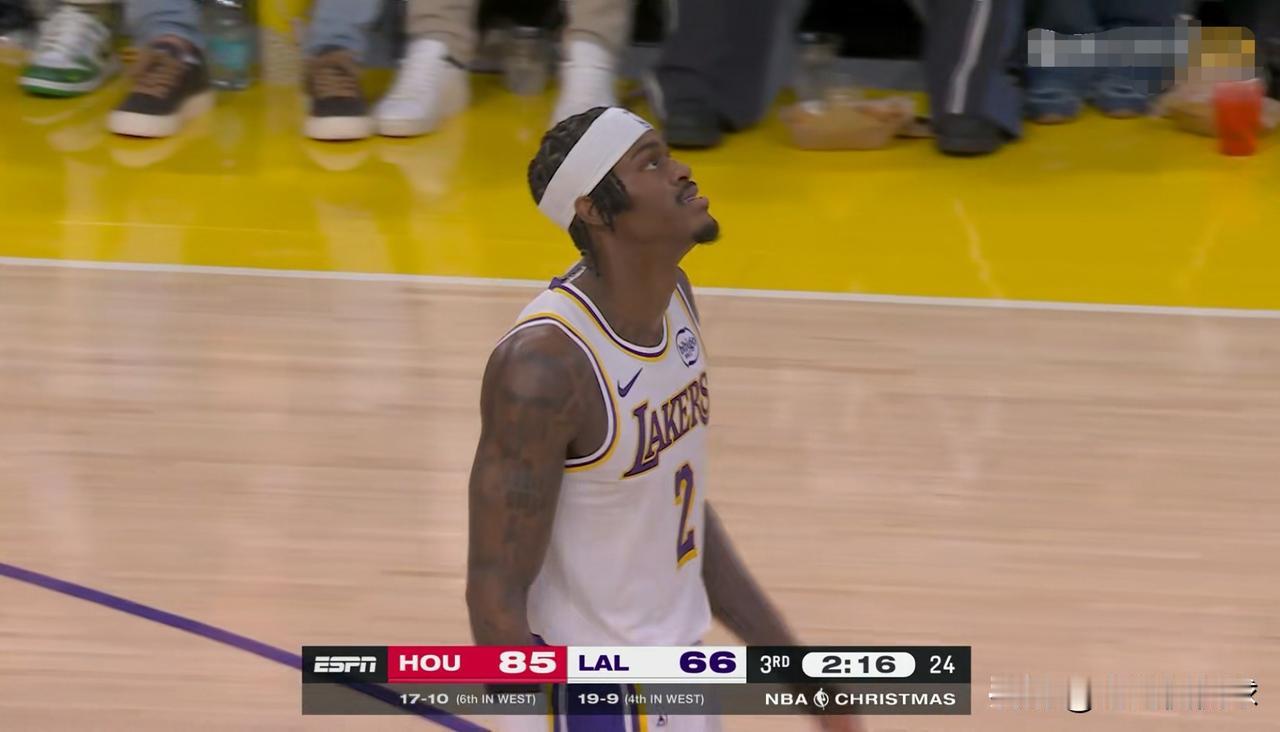 湖人悍将范德比尔特真是太反常了！虽然今天湖人在圣诞大战中以96：119惨败于火箭