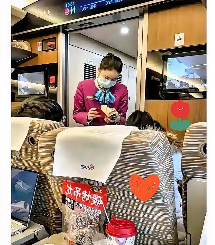 我女儿考上高铁乘务员了，四天上班三天休息，工资应该在5000左右。她去年考过一次