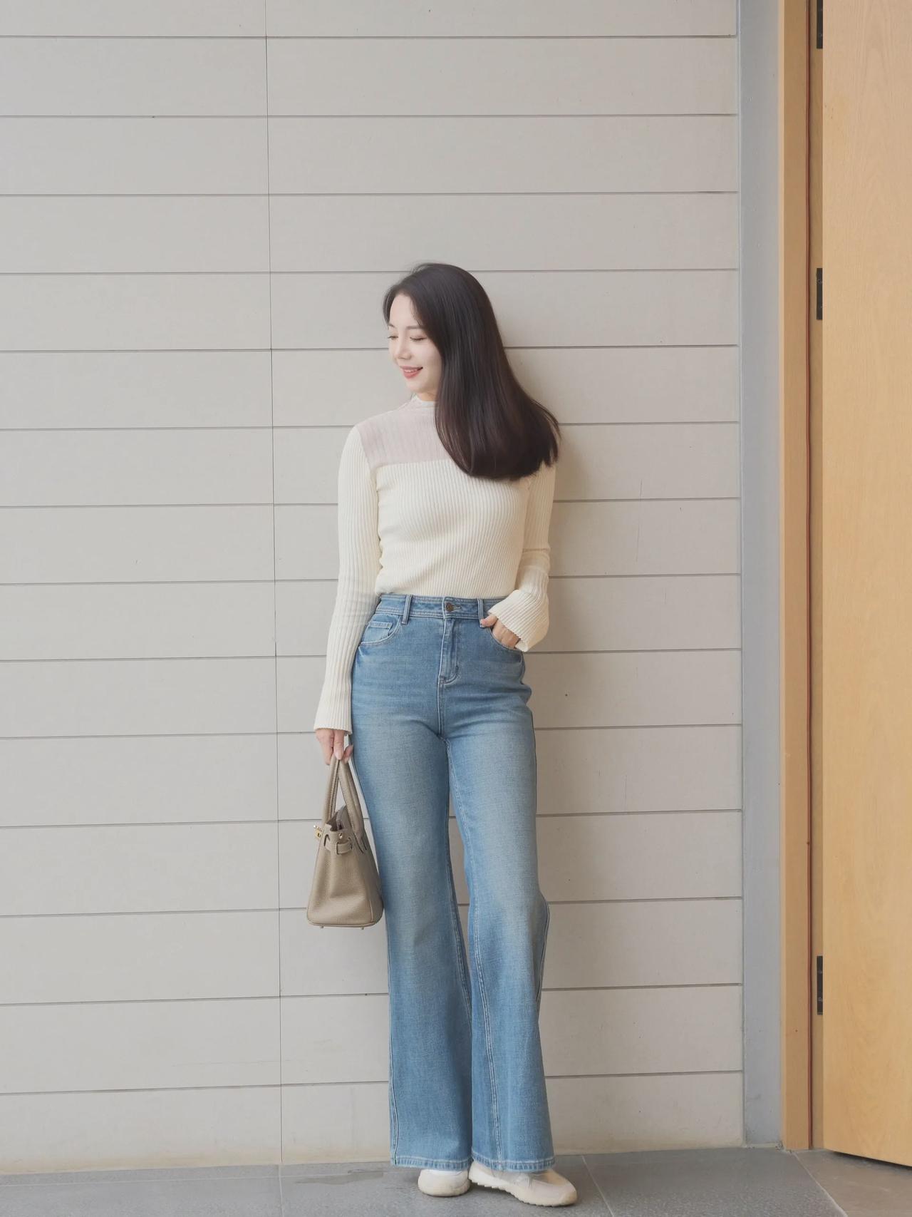 白色毛衣搭配牛仔裤，轻松打造日常休闲风！👗👖👟牛仔裤穿搭，大爱。女生怎么穿