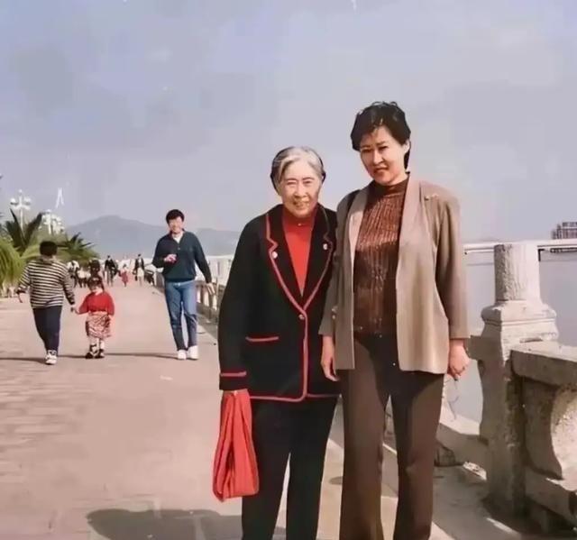 1990年，70岁王光美与38岁女儿刘亭亭，母女俩太像了。王光美的气质到老都出众