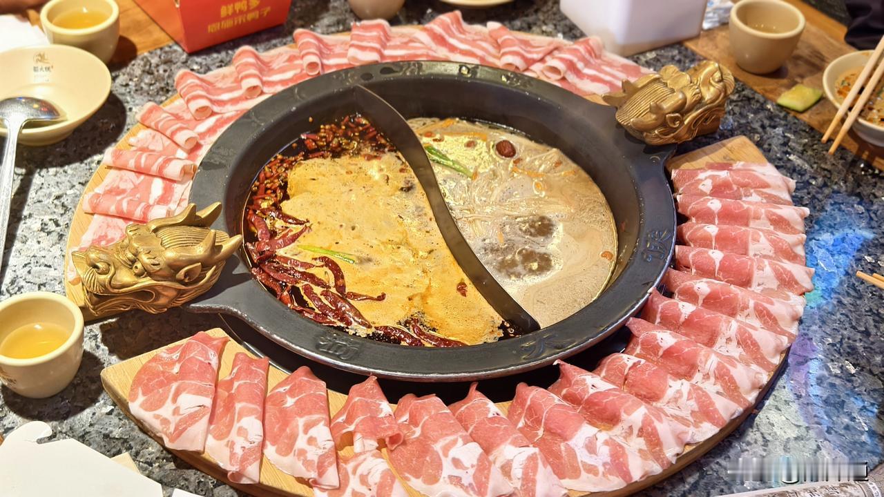 喜欢燕郊～因为在燕郊能吃到各种美食！燕郊的餐厅小吃火锅店路边摊，干餐饮的密度可能