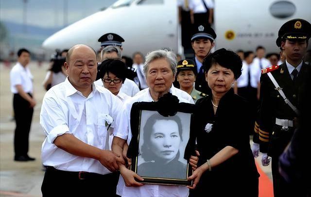 2005年，台湾作家徐宗懋找到陈阿菊，对他说：“我受你的妹妹朱晓枫托付，前来看看