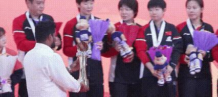 亚锦赛颁奖台出了个超暖的小插曲！莎莎接奖杯时居然主动“推让”，看完原因谁不夸一句