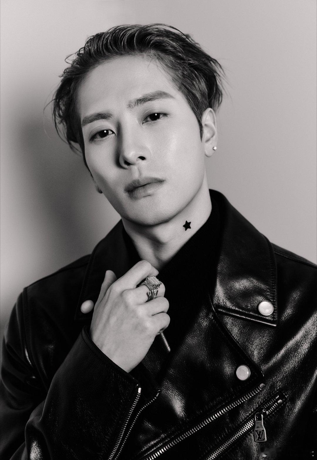 LV大秀王嘉尔lv大秀官方硬照，闪耀巴黎。位置最好的是他！人气最高的是他！还在大