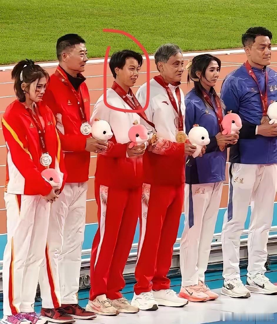 刘景扬的成功没有意外！你看她的鞋子就知道了，她是领奖台上唯一一个没有化妆的女运动