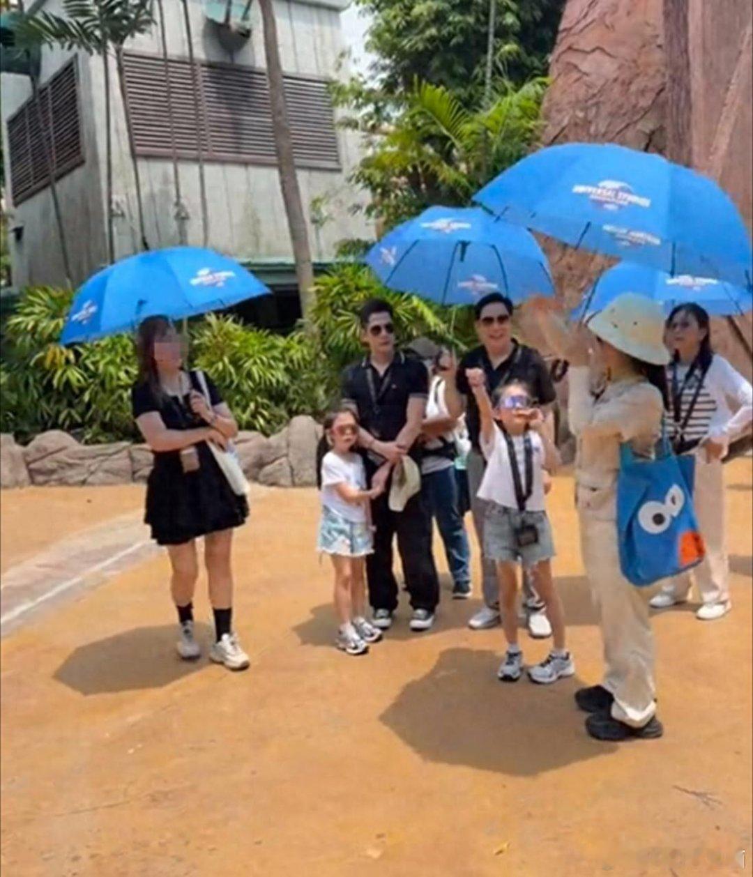 郭富城带全家打卡海洋馆，三女儿颜值出众，方媛身形娇小长裙拖地尽显尴尬！61岁天王