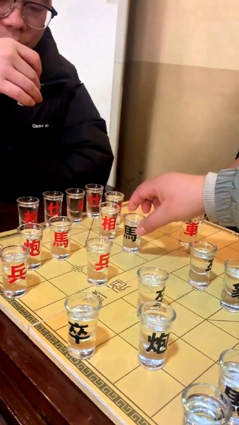 谁说喝酒和下棋不能合二为一？这玩法虽然看起来搞笑，却反映出人们对放松和娱乐的