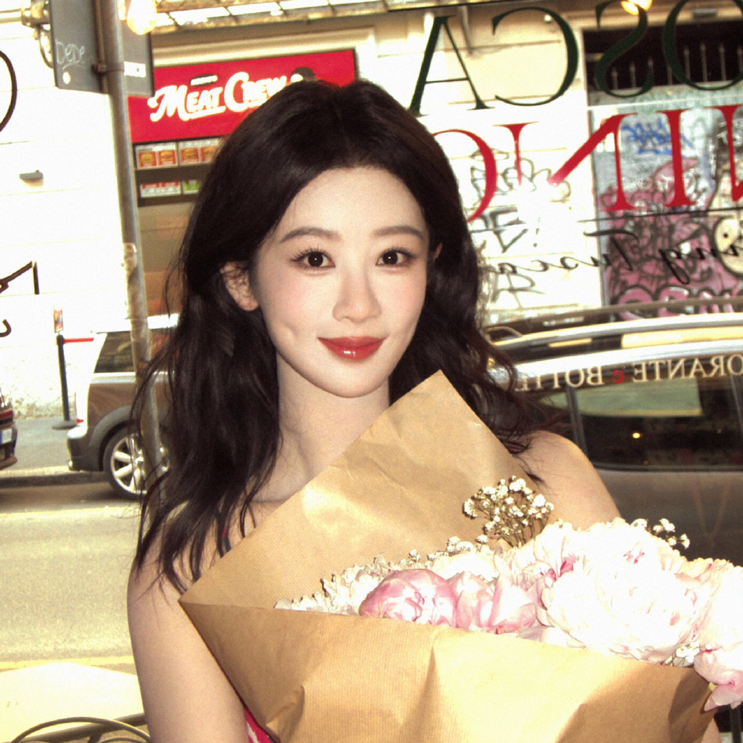 关于“杨紫获金鹰奖最佳女主角”的网传消息，实际源自网友的预测投票，并非官方结果，但由于杨紫今年已凭《