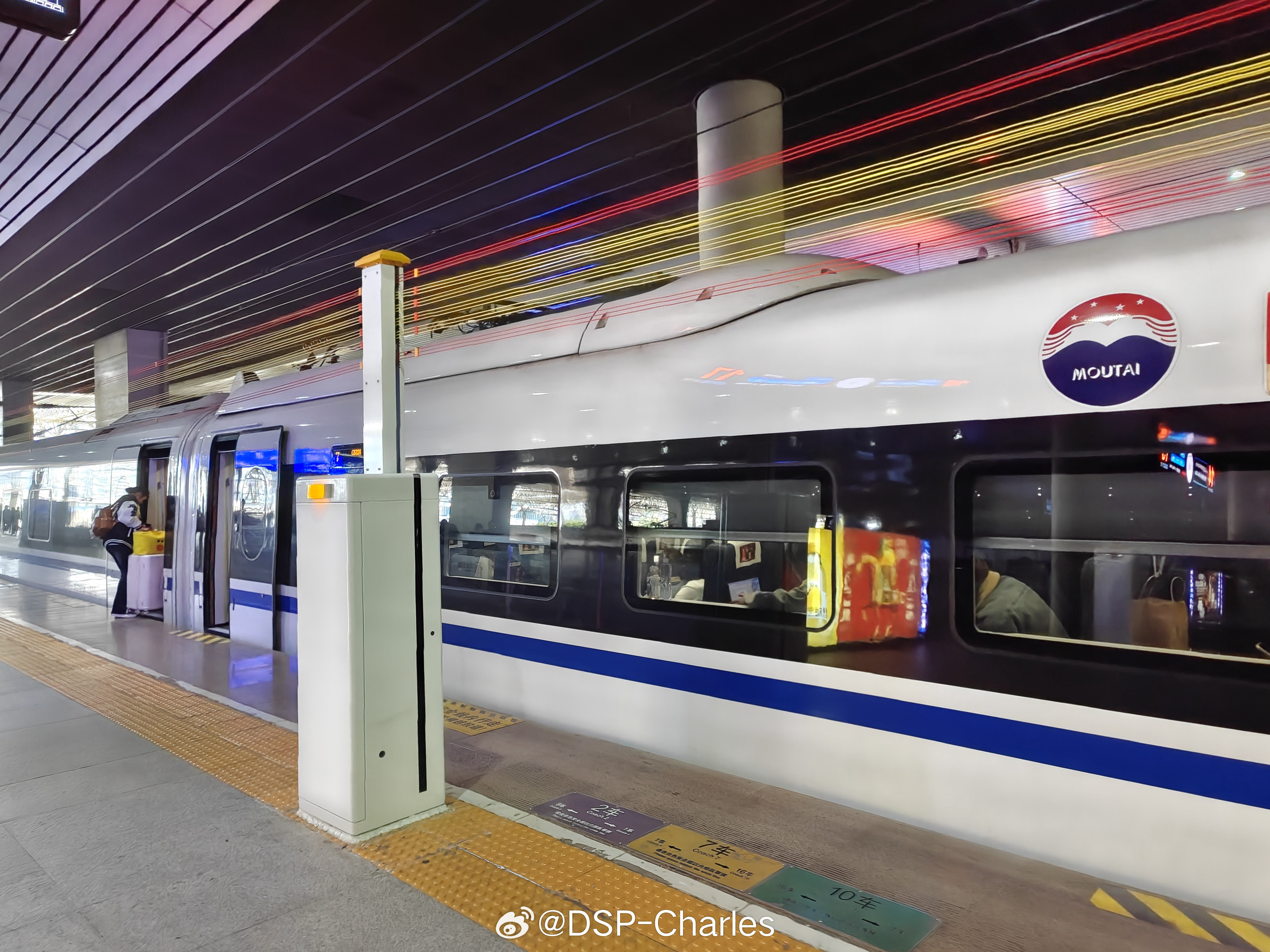 成都东站也装柔性屏蔽门了，这玩意比地铁那个成本低很多，也能起到差不多的作用。站台