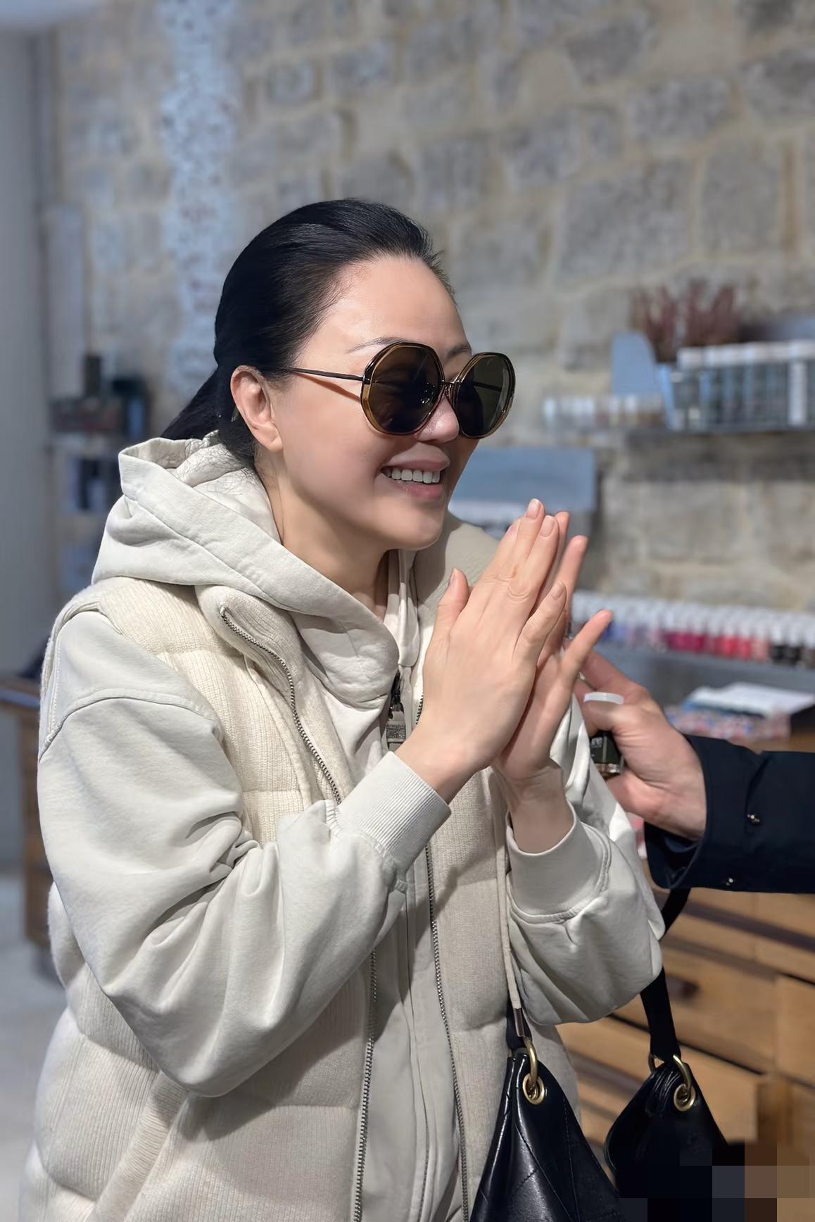 章小蕙女神节吃得好简单，白菜、小向日葵，还有一盘肉，喝的是白开水!3月8日女