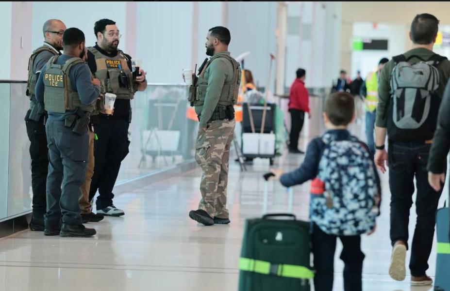 最近美国乱套了，很多人提前五小时赶飞机照样误机，安检队伍绕航站楼好几圈，美国政府