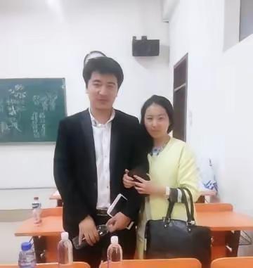 张雪峰在公开场合这样评价自己的另一半！张雪峰说：“我孩子她妈有个特点，她明明可