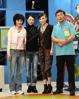 这张4人合照，我认出了时髦翩翩的跳水皇后高敏，身材苗条的汪峰前妻章子怡与方脸阔眉