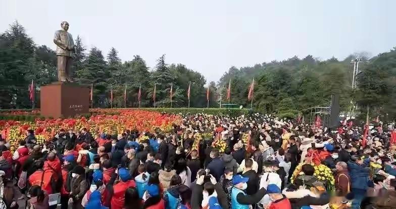 回望风雨飘摇的旧中国，青年时毛主席从韶山冲出乡关，心怀救国救民的赤诚，踏上了探寻