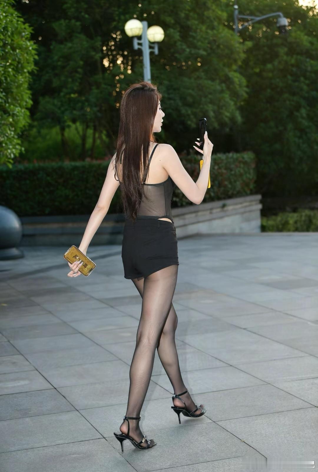 街拍大长腿美女