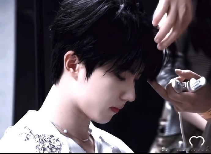 看着马嘉祺那腰，简直不敢眨眼。