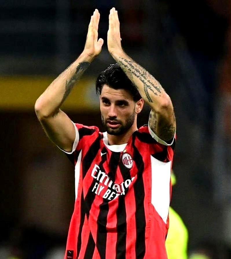 他的心脏在米兰，但指纹签给了利物浦。索博斯洛伊的客厅里，马尔蒂尼的合影看了十几