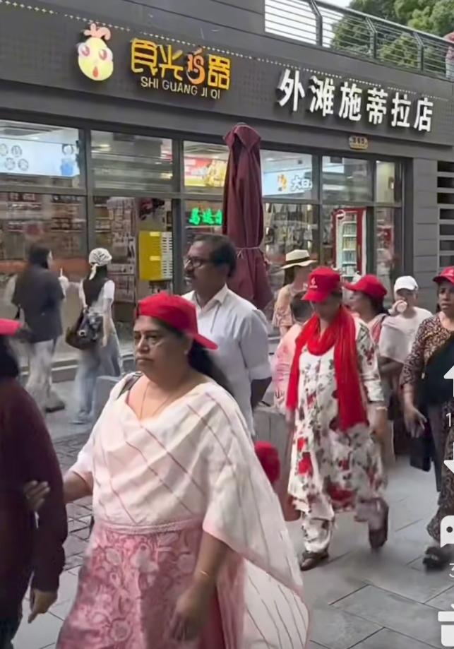 外滩来了一群印度人。但愿外滩不要变成臭滩。阿三的秉性，谁都知道的。
