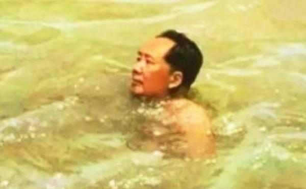 1954年，毛主席去北戴河游泳，恰巧偶遇一个老渔夫，他没认出毛主席的身份，还和毛