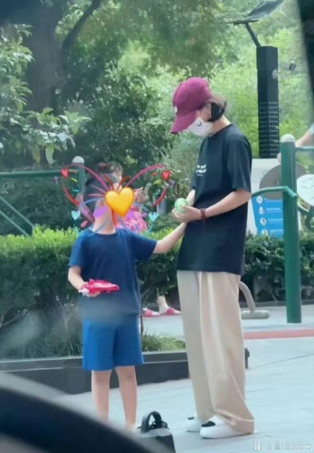 冯绍峰带着儿子出门吃饭亲子时间狗仔还跟拍，真的没有职业道德啊[抠鼻]​​​