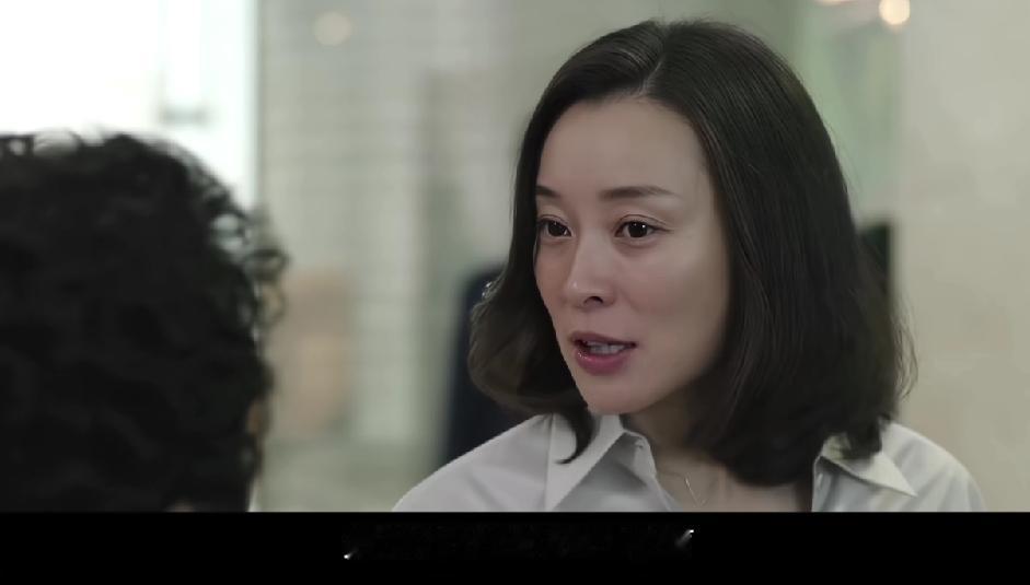 陈俊生丈母娘抓小三这个片段之所以能成为经典，除了她拿捏住的气场还有就是凌玲的反应