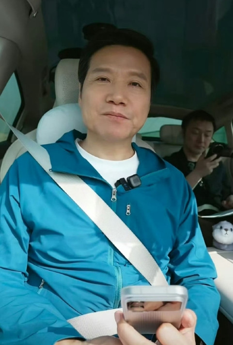 哈哈哈哈雷总真的很有版权意识，直播那么久只是略显得有点累，居然没有睡着，果然成大