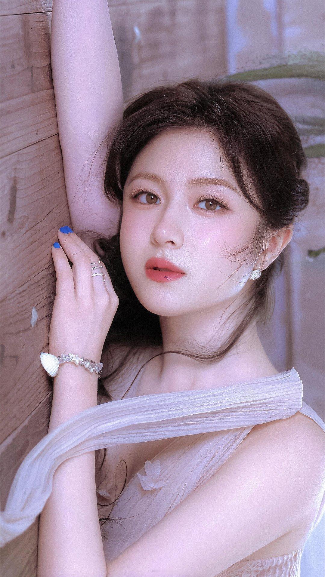 听李兰迪台词是种享受温柔治愈的声线里藏满灵气，少女的活泼或沉静内敛都切换自如。李