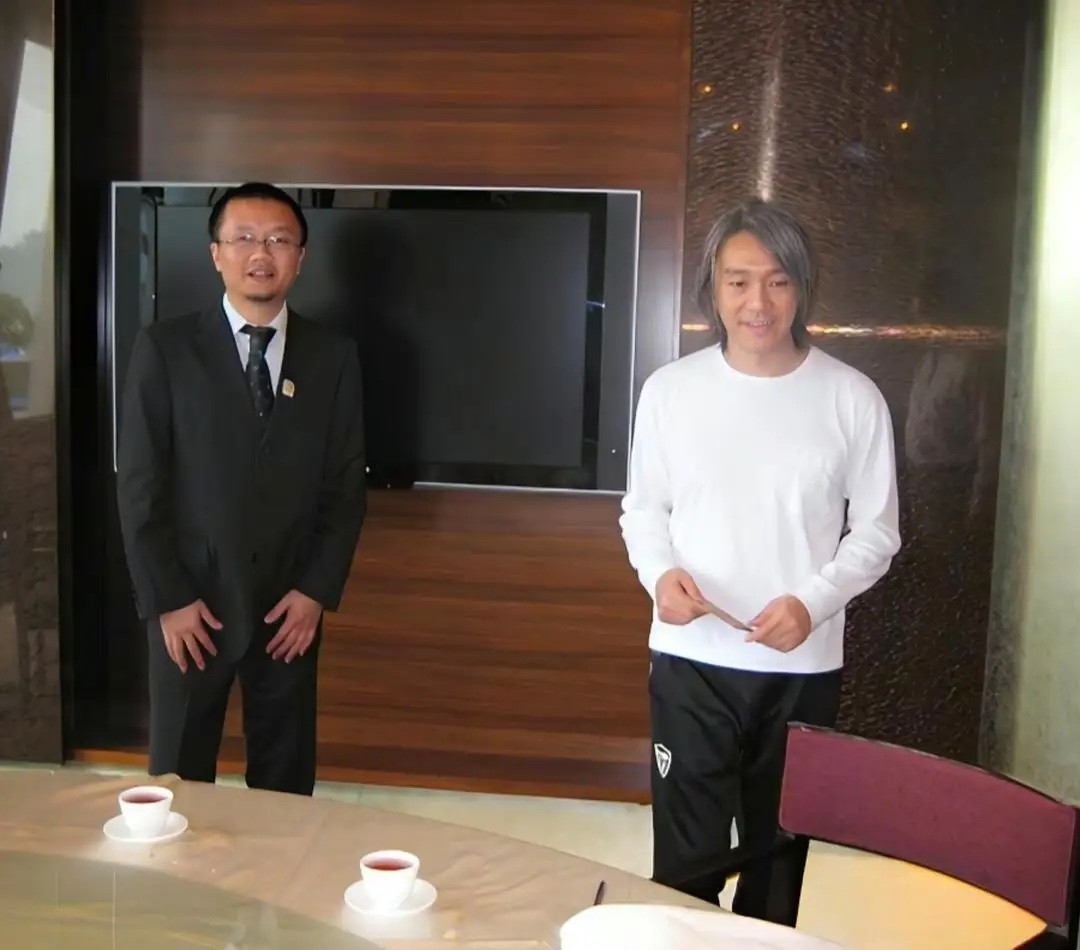 64岁周星驰和王石到酒店吃大餐，他看起来苍老了好多，有了很多白头发，身材消瘦，整