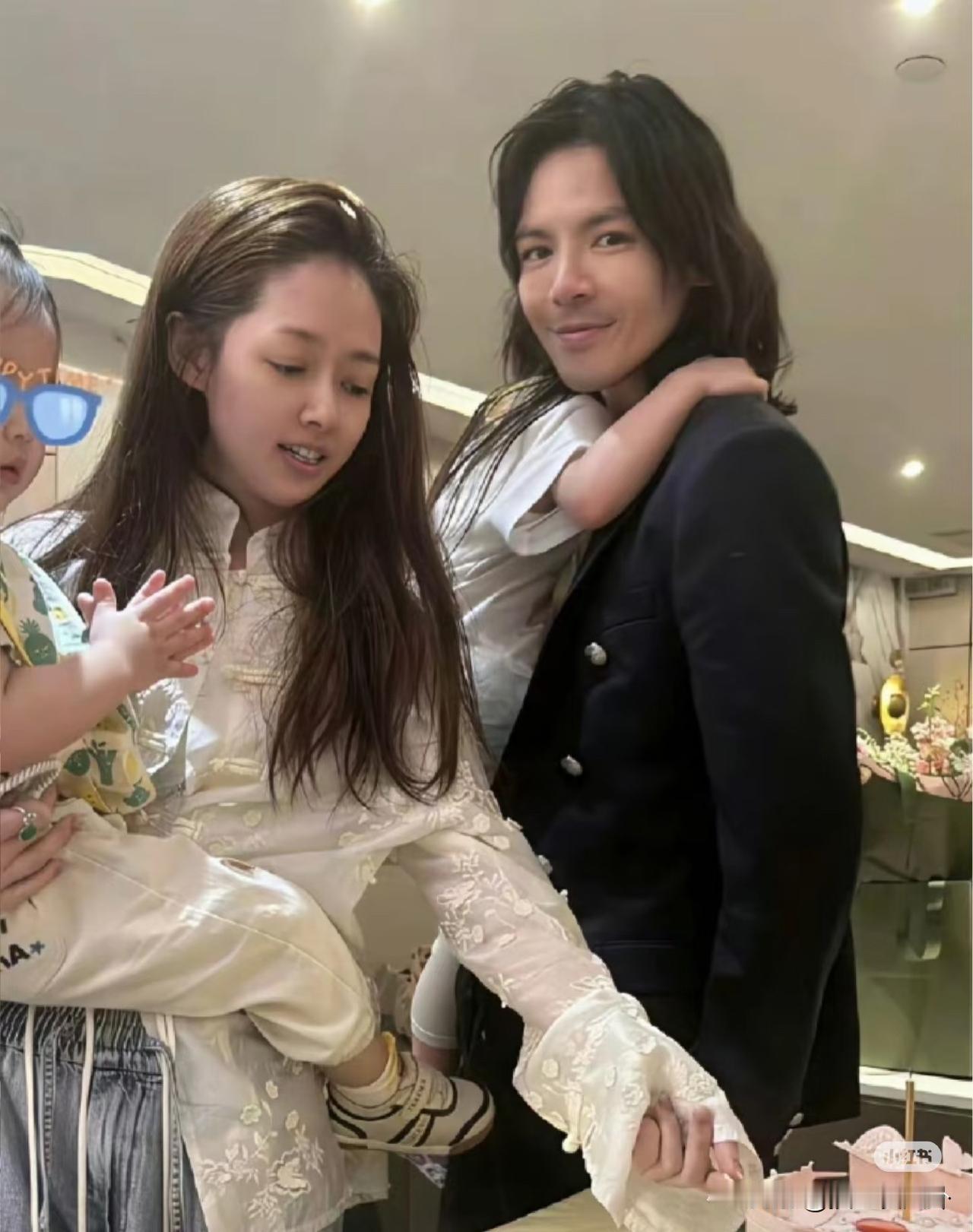 郭碧婷这下是真的无语了不是因为她老公向佐又穿女装而因为向佐发照片只P自己，郭