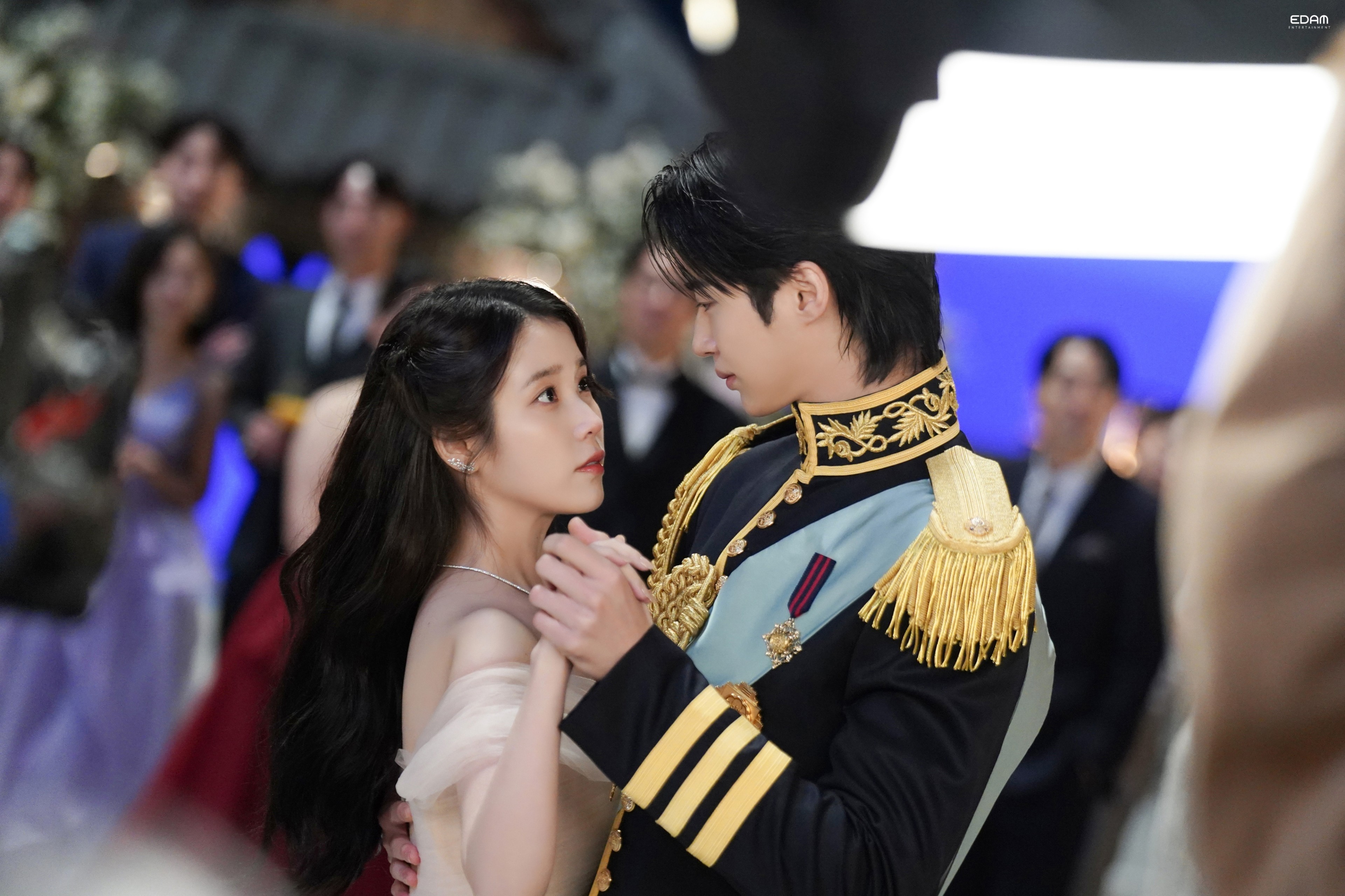 260427IU官方更新《21世纪大君夫人》花絮图Part.1