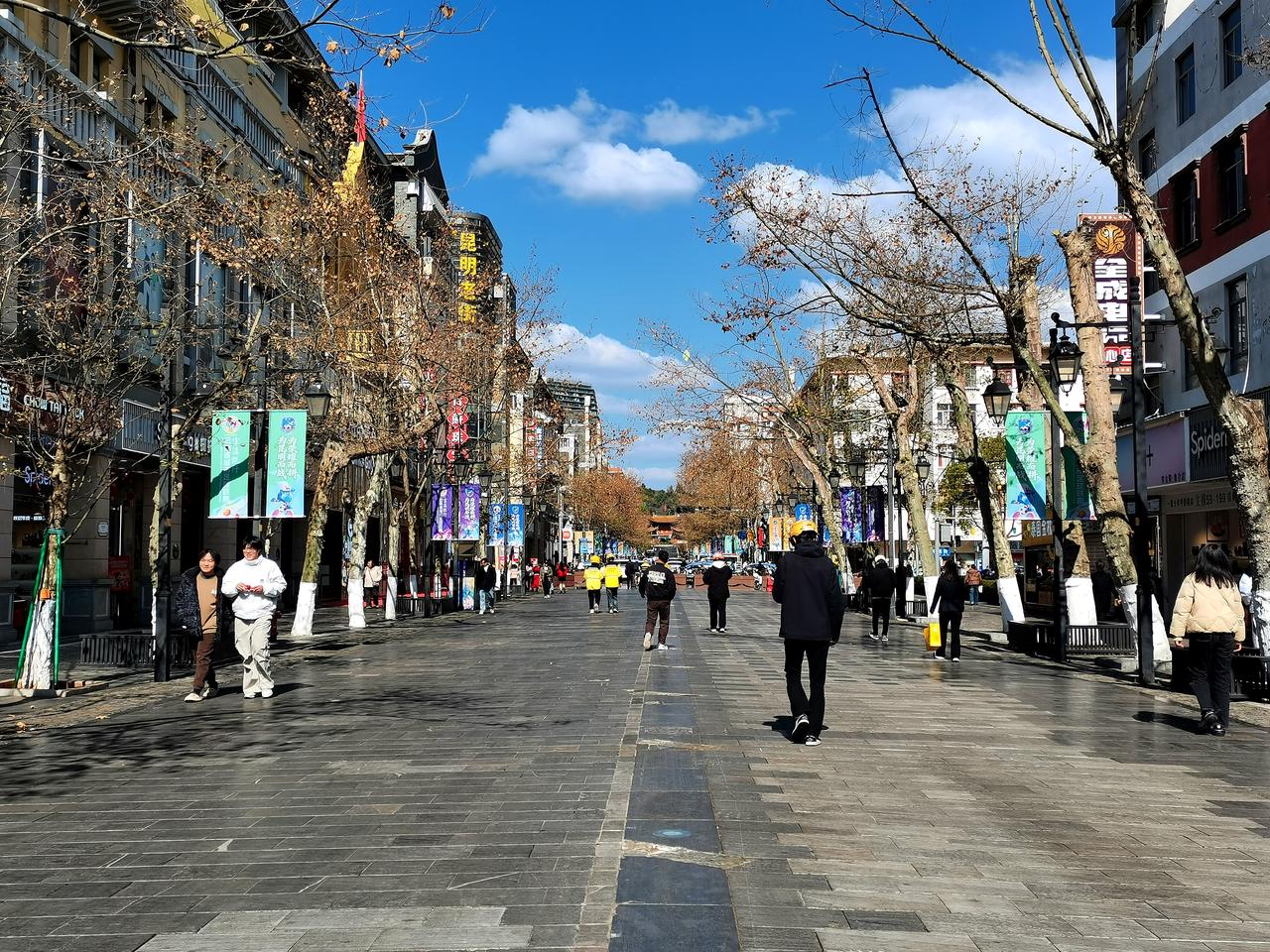 冬天的昆明就是神州界的神仙地。这里不用谈风景，只随便出门往街上一走，你就觉得心