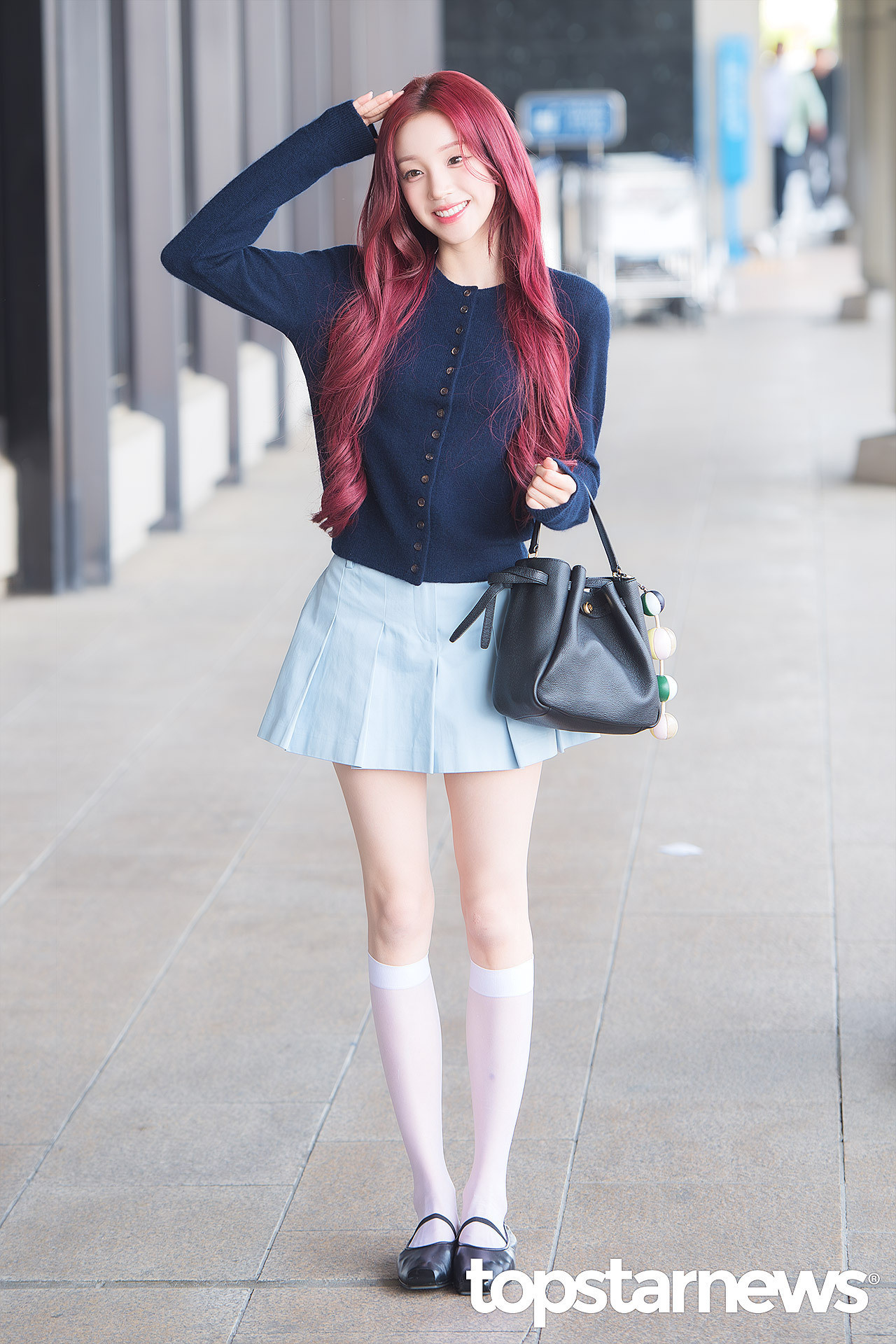 宋雨琦今天的机场新闻图私服好漂亮，穿搭不错，这个发色也很适合她